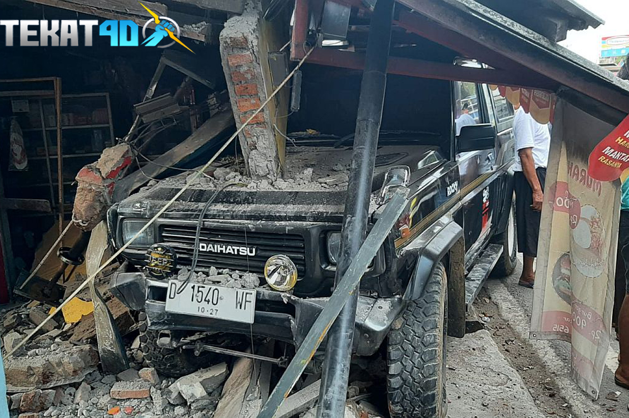 Mobil Tabrak Warung, 2 Orang Jadi Korban