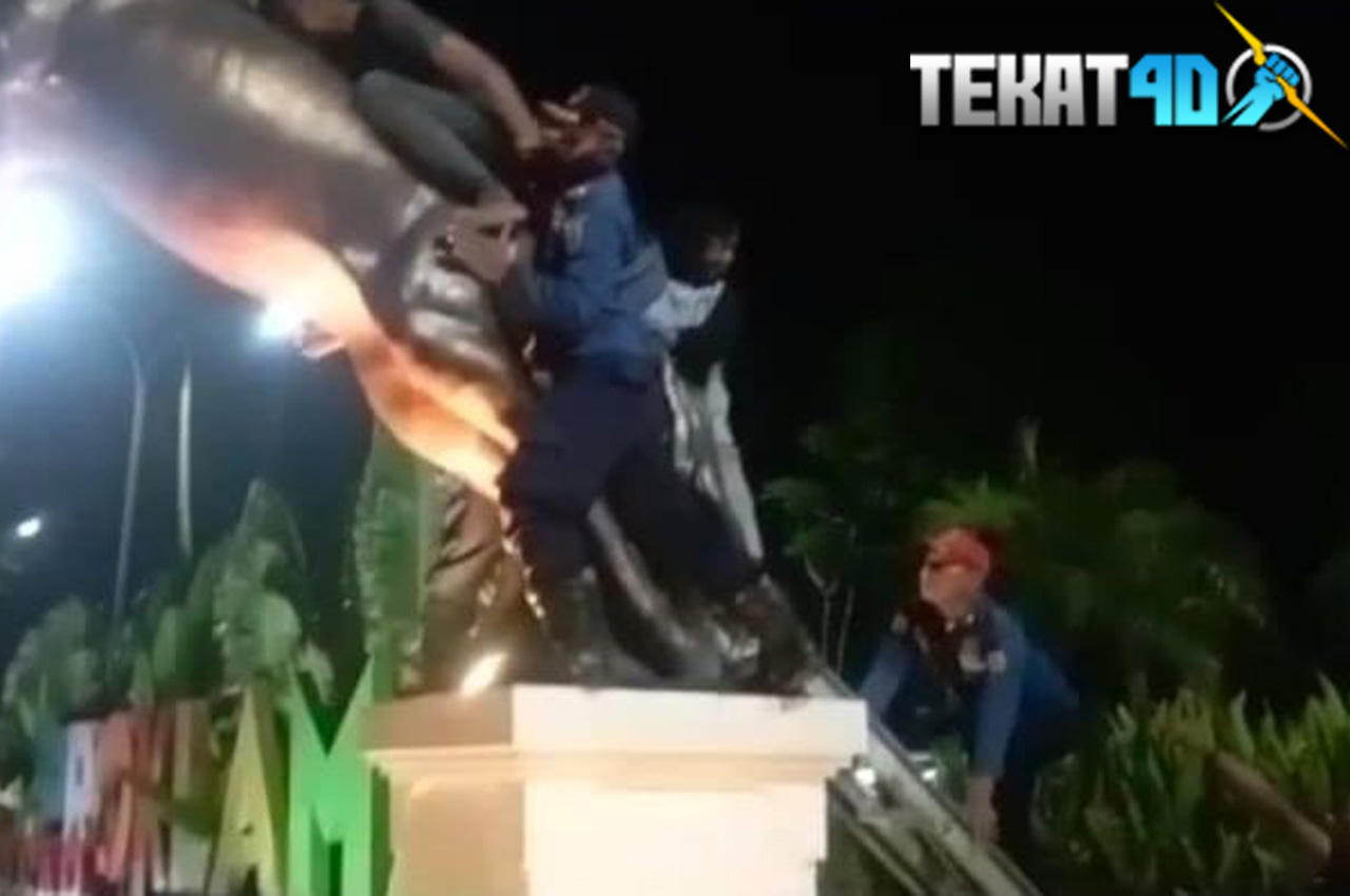 Viral Pemuda Naik Patung Kuda di Karawang, Diduga Depresi