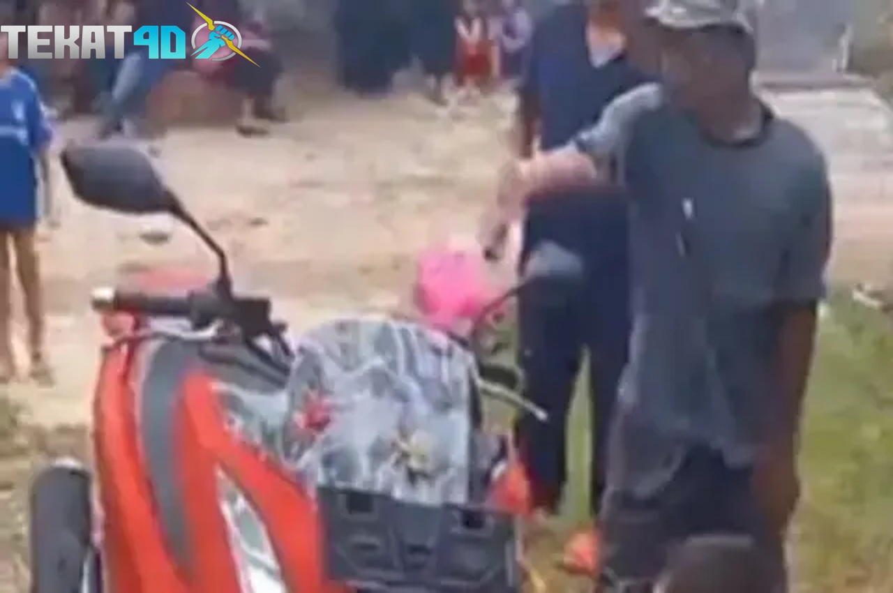 Punya Motor Baru, Pasangan Suami Istri Ini Viral Akibat Ritual Mandi Kembang