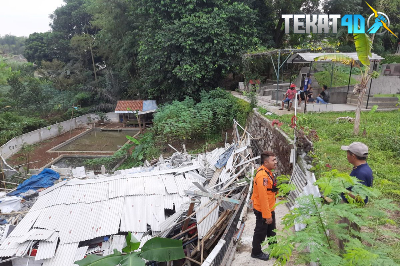 Rumah Warga Bogor Ambruk Diterjang Hujan Disertai Angin Kencang