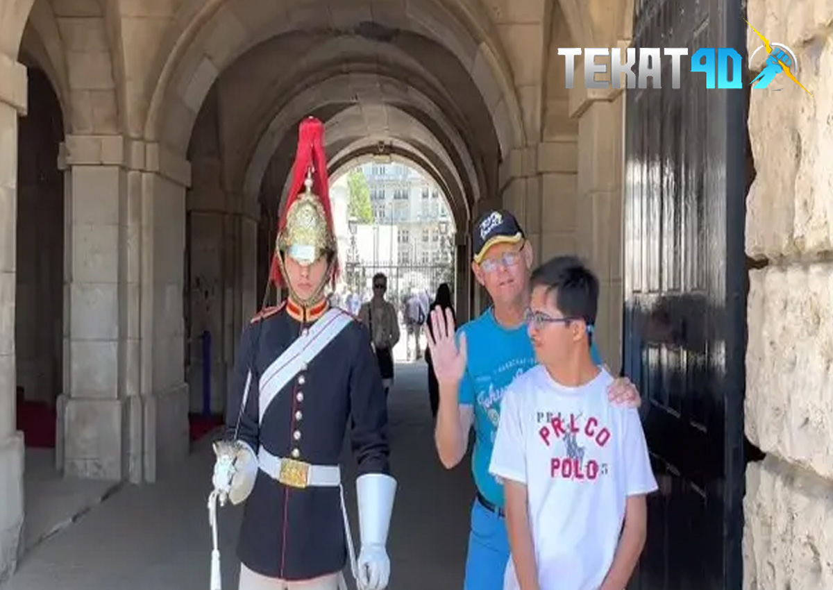 Momen saat Royal King's Guard Langgar Protokol Demi Bocah Down Syndrome Ini Banjir Pujian