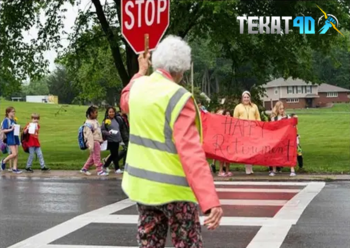 Kisah Nenek Bekerja sebagai Penyeberang Jalan Selama 55 Tahun Ini Bikin Haru