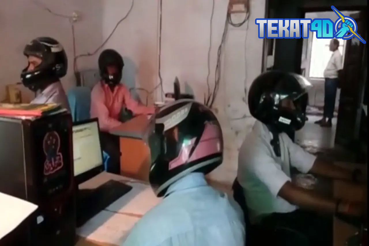 Ironis, Viral Video Pegawai India Pakai Helm Agar Tak Tertimpa Puing