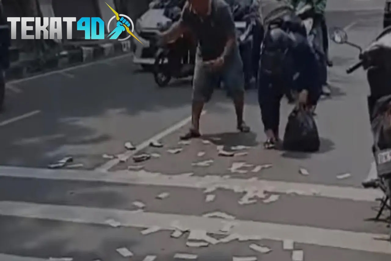 Viral, Uang Berserakan di Jalanan Kota Medan Bikin Melongo