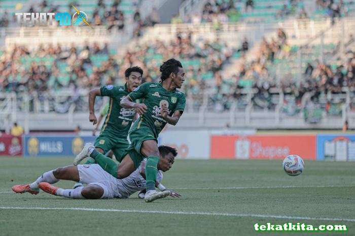 Pertemuan ini berlangsung di kantor Persebaya di Surabaya Town Square dan bertujuan untuk membahas performa tim yang sedang menurun.