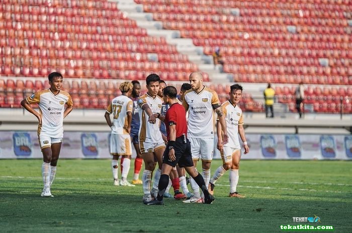 Kini, Dewa United FC sudah melayangkan surat resmi protes kepada Komite Wasit PSSI yang langsung di ketuai oleh Ketum PSSI Erick Thohir.