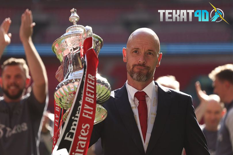 Robbie Savage: Erik Ten Hag Layak Diberi Kesempatan Lanjut di MU!